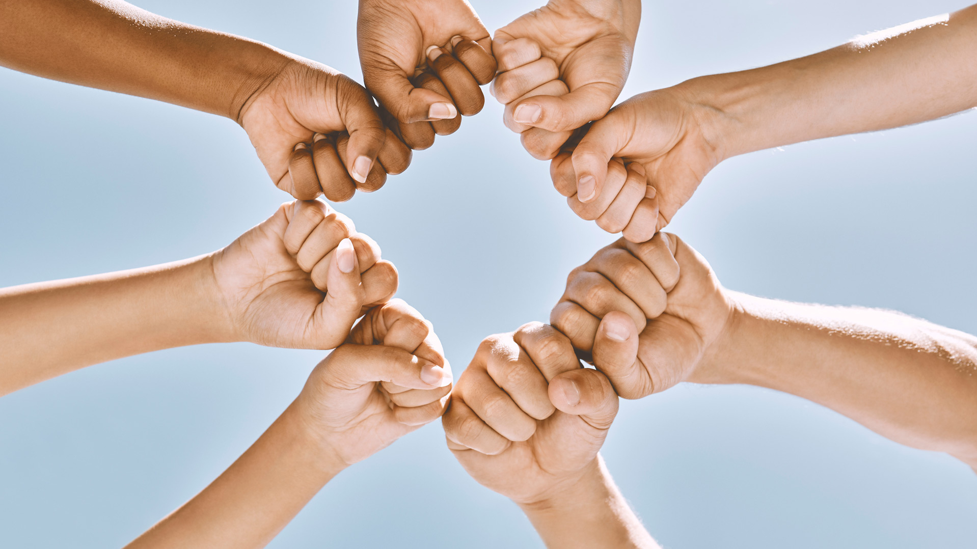 Viele Hände die sich gemeinsame Fistbump geben