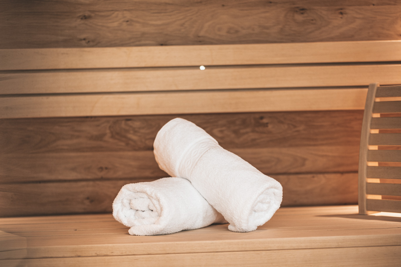 Handtücher übereinander in der Sauna platziert.