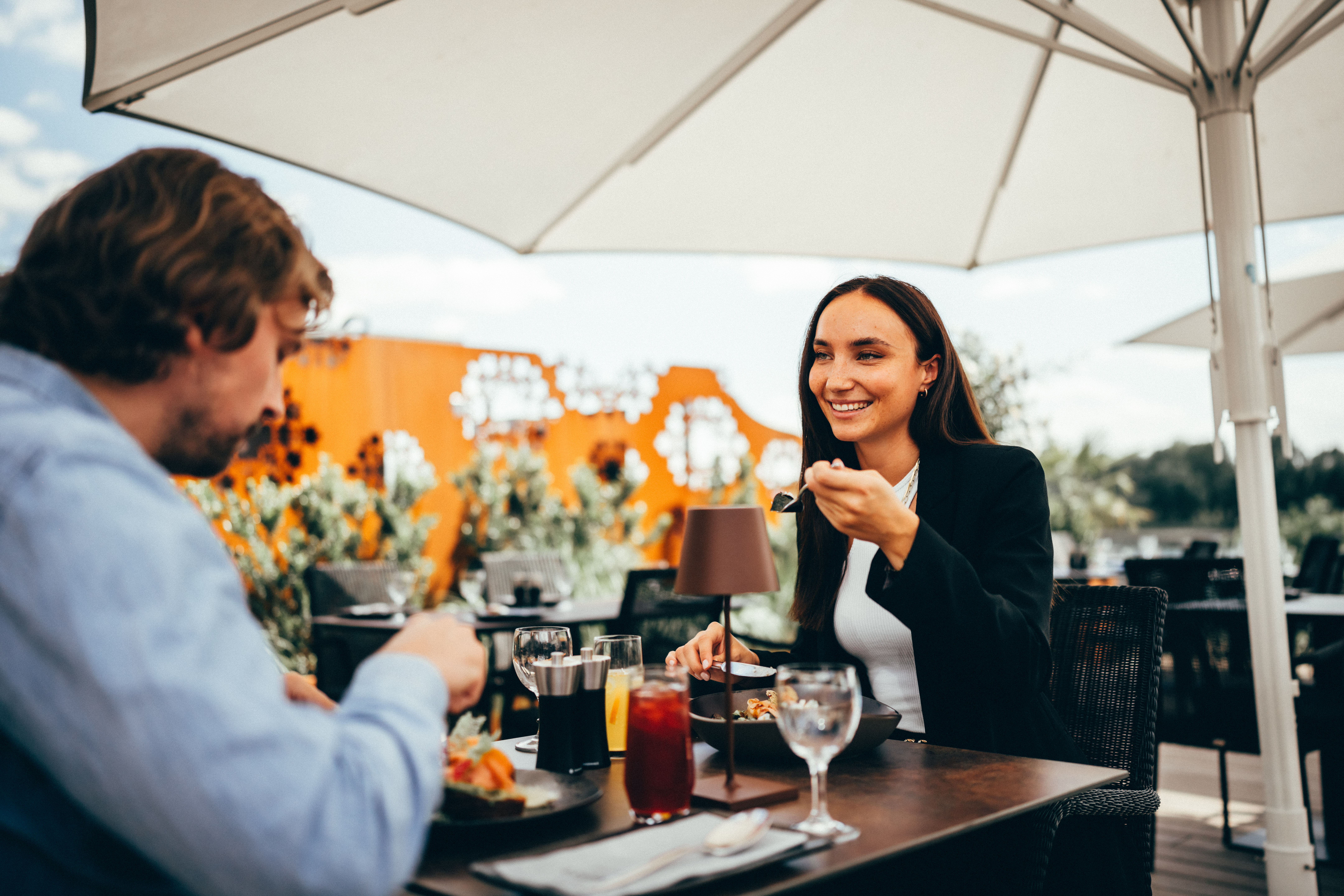 Ein glückliches Paar isst auf der Terrasse des Restauarant Ludwigs