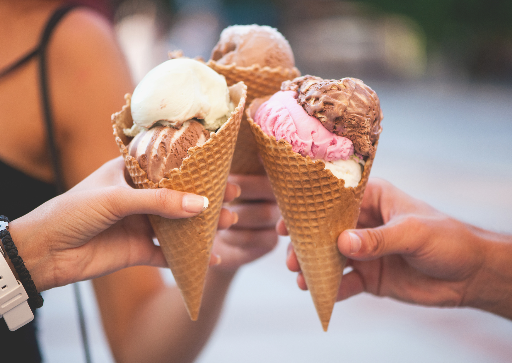 Drei Personen zweigen Ihr Eis in der Waffel