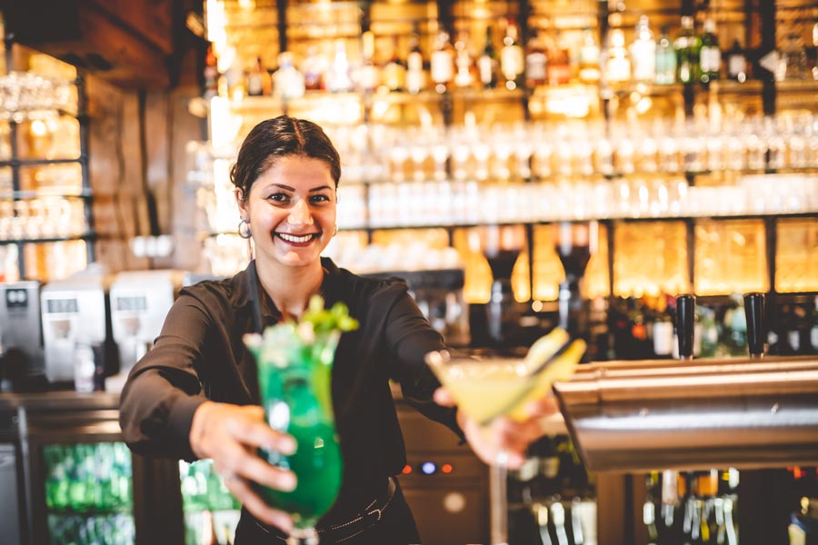 Frau serviert zwei Cocktails